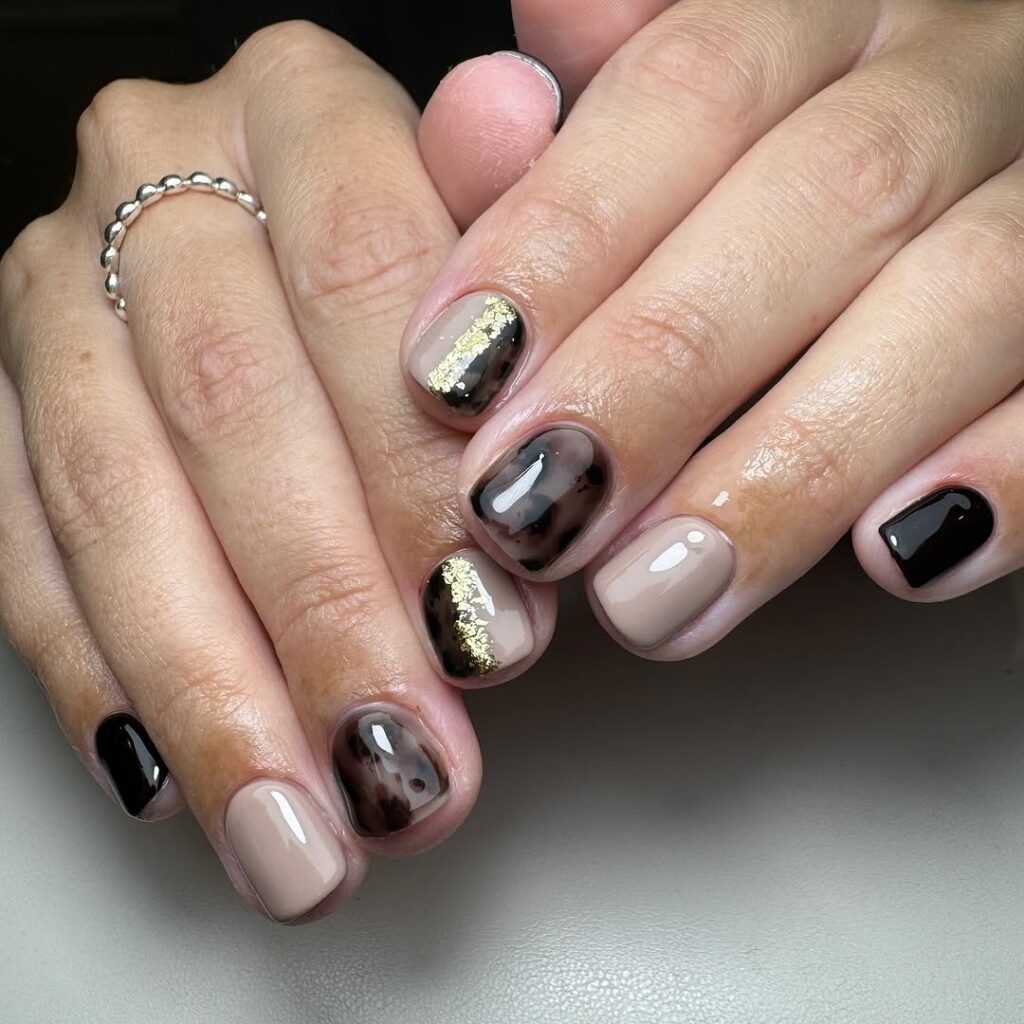 33 black and gold nails ideas